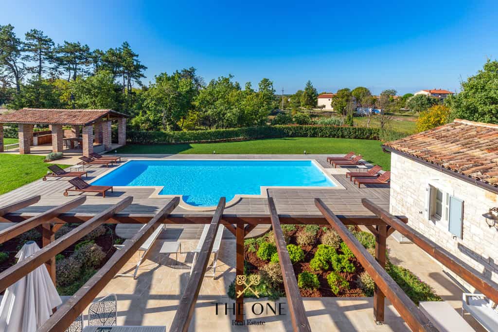 Stone villa with pool, 3 bedrooms, 4 bathrooms, outdoor kitchen, outdoor private parking space, extensive garden.