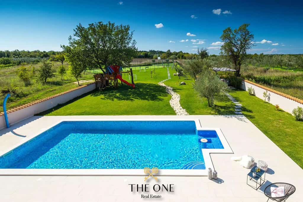 Luxury villa with tennis court and pool, 4 bedrooms, 5 bathrooms, additional sport facilities, sauna, jacuzzi, completely fenced.