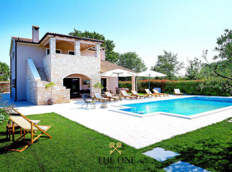Luxury villa with tennis court and pool, 4 bedrooms, 5 bathrooms, additional sport facilities, sauna, jacuzzi, completely fenced.
