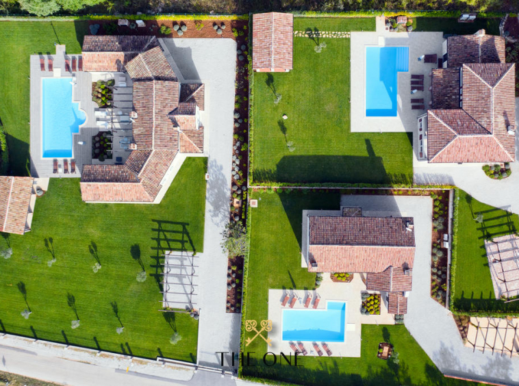 Stone villa with pool, 3 bedrooms, 4 bathrooms, outdoor kitchen, outdoor private parking space, extensive garden.