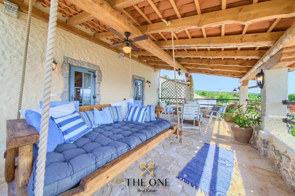 Beautiful stone house with pool, offers 5 bedrooms, 2 bathrooms, private parking space.