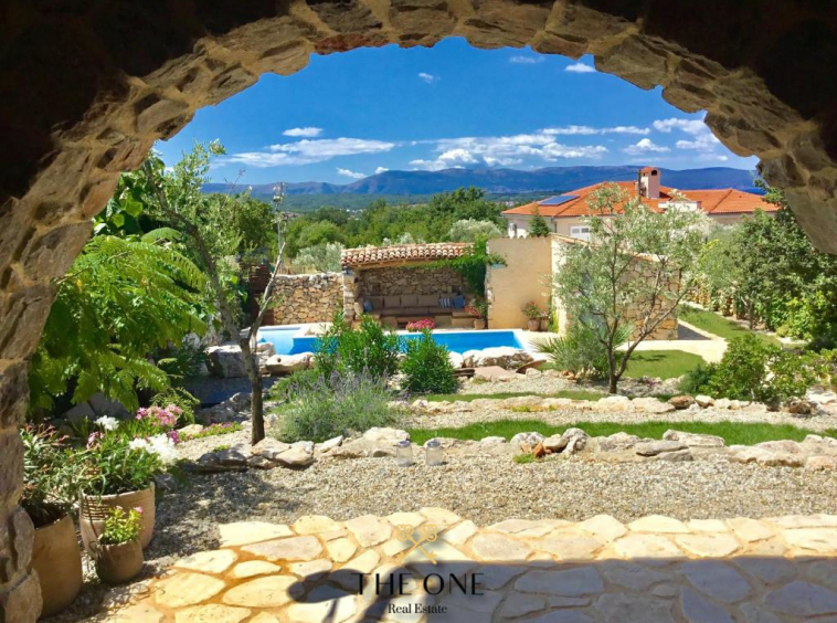 Beautiful stone house with pool, offers 5 bedrooms, 2 bathrooms, private parking space.