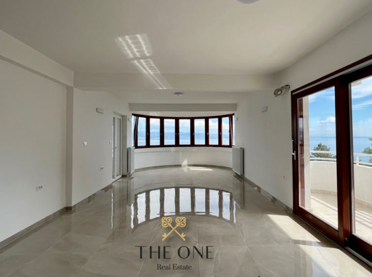 Beautiful apartment with amazing sea view, offers 2 bedrooms, 1 bathroom, private parking spot.