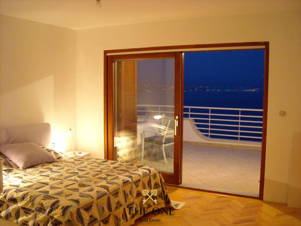 Beautiful two story apartment with amazing sea view, offers 4 bedrooms, 2 bathrooms, private parking spot.
