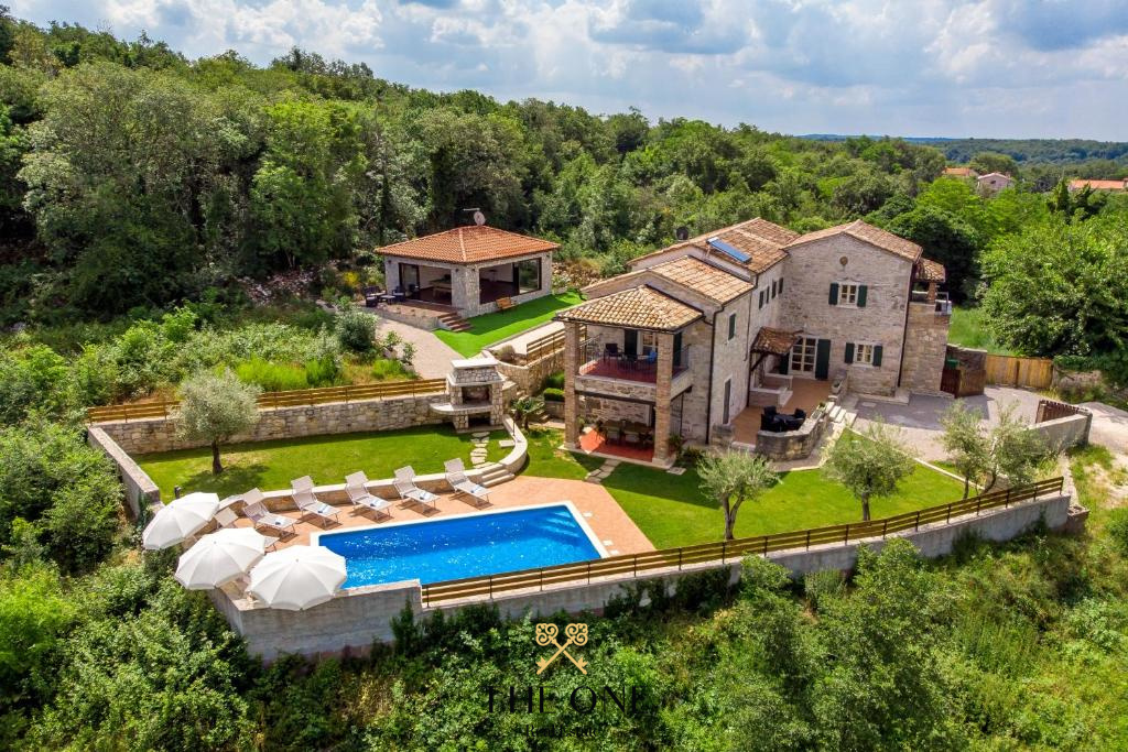 Beautiful stone villa in central Istria, offers 3 bedrroms, 4 bathrooms, pool, playroom, private parking area.