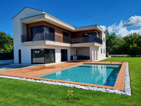 Beautiful villa with a pool near Poreč offers 4 bedrooms, 5 bathrooms, garage.