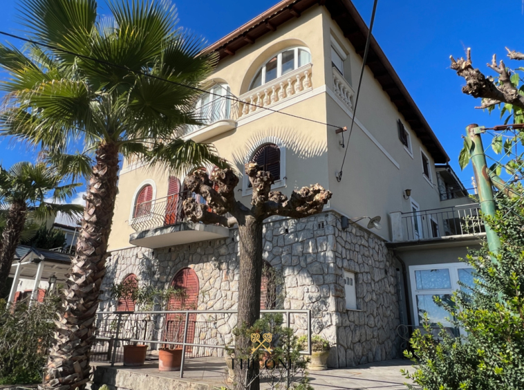 House in Ičići, just 350 m from sea offers 7 bedrooms, 7 bathrooms, garage, swimming pool, additional stone house, outdoor parking space.