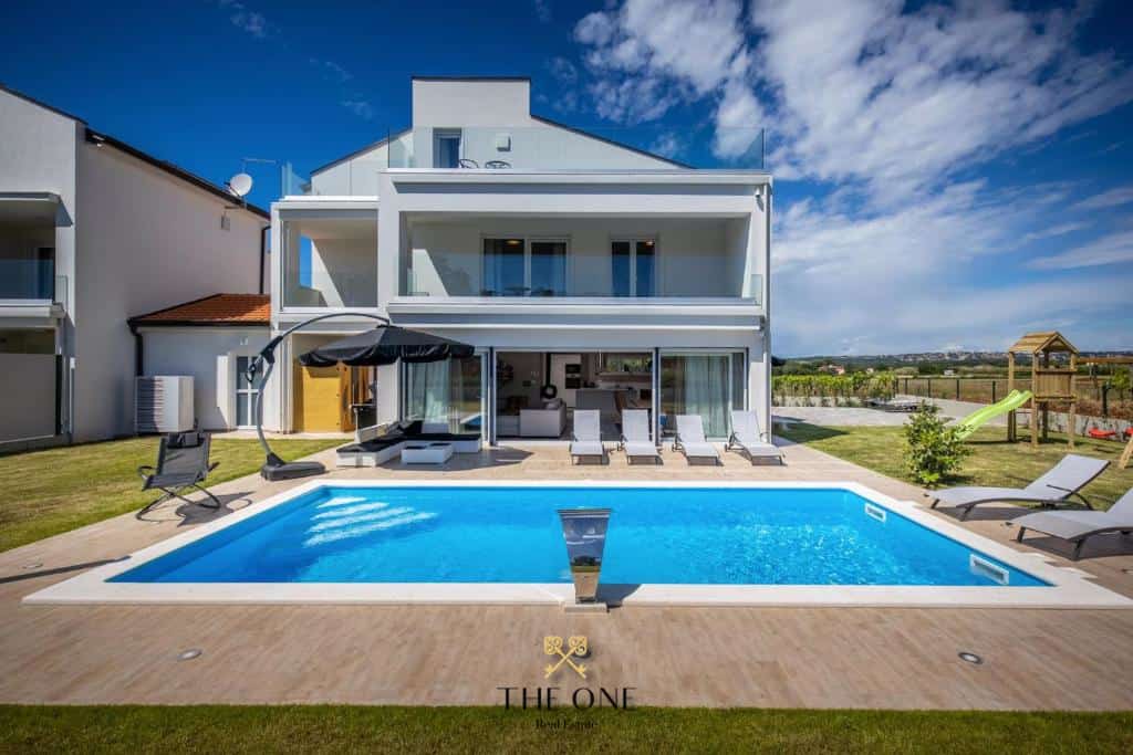 Beautiful villa with a pool offers 6 bedrooms, 5 bathrooms, sauna, playroom, gym, private parking space.