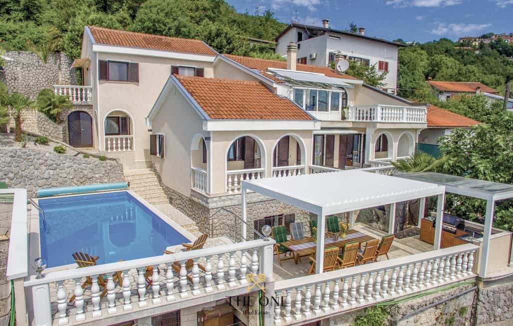 Beautiful house with 3 apartments offers magnificent outdoor space , 8 bedrooms, 6 bathrooms, swimming pool, garage.