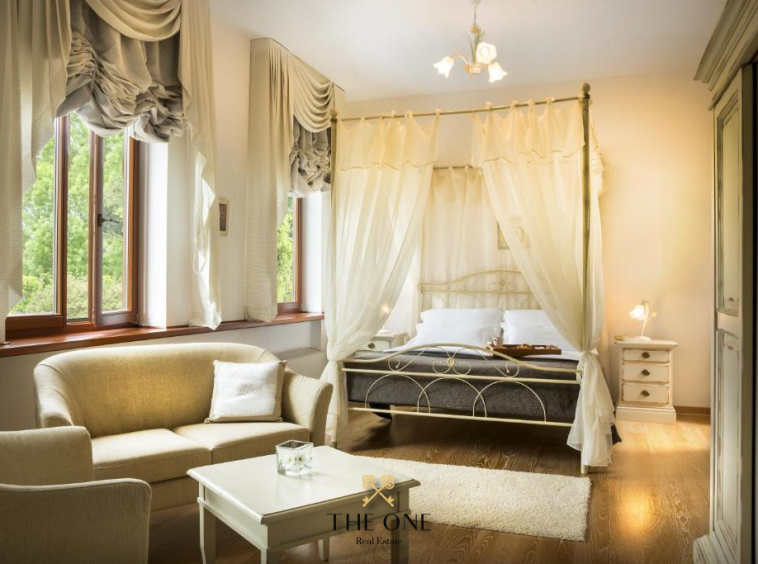Beautiful historic villa with an amazing view surrounded with a lush greenery offers 6 en-suite bedrooms, Finnish and Turkish sauna, pool, 4 toilets, private parking area.