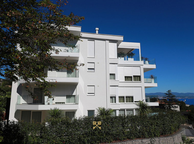 Luxury apartment just 100 m from sea offers 2 bedrooms, 2 bathrooms, garage, swimming pool.