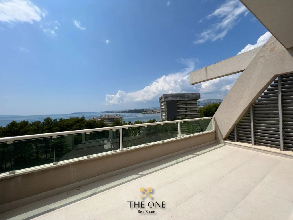 Apartment offers 3 bedrooms, 3 bathrooms, terrace, private parking space.