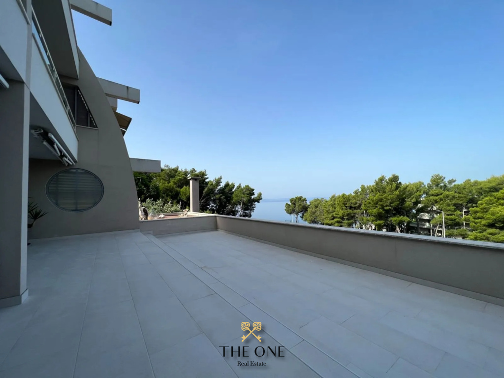 Apartment offers 3 bedrooms, 3 bathrooms, terrace, private parking space.