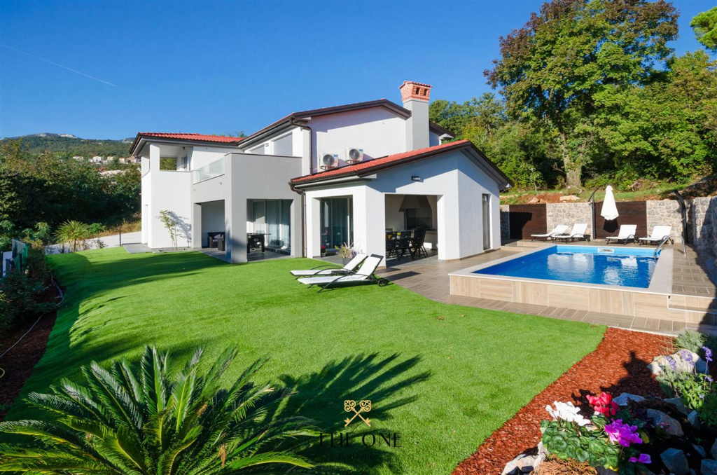 Modern villa with a sea view offers 4 bedrooms, 5 bathrooms, a pool, private parking space.