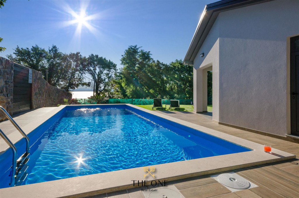 Modern villa with a sea view offers 4 bedrooms, 5 bathrooms, a pool, private parking space.