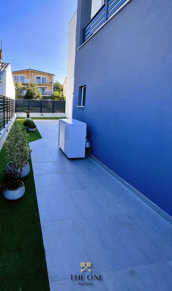 Modern apartment in Rijeka offers 2 bedrooms, 2 bathrooms, garage, 100 sq m private garden.