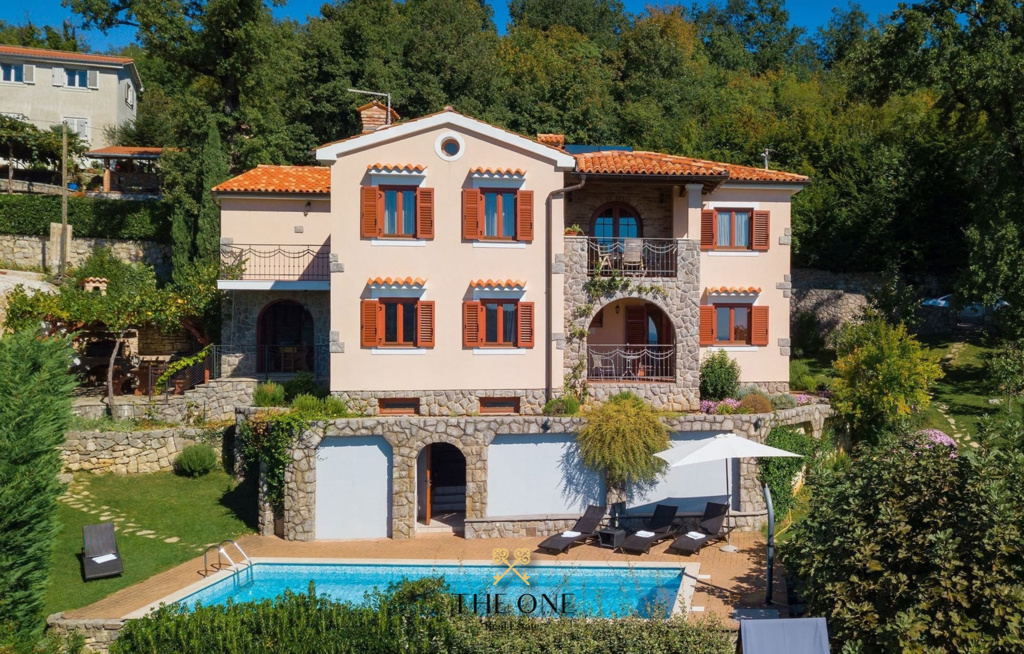 Villa with a pool offers 4 bedrooms, 3 bathrooms, toilet, gym, sauna, private parking space.