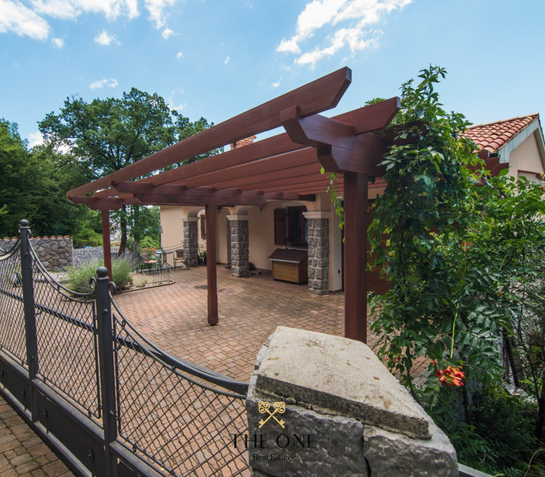 Villa with a pool offers 4 bedrooms, 3 bathrooms, toilet, gym, sauna, private parking space.