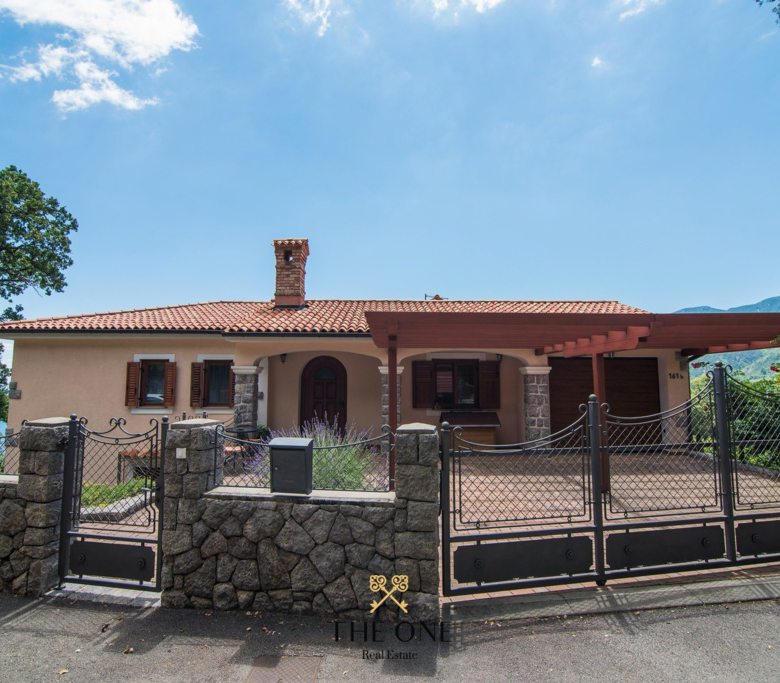Villa with a pool offers 4 bedrooms, 3 bathrooms, toilet, gym, sauna, private parking space.