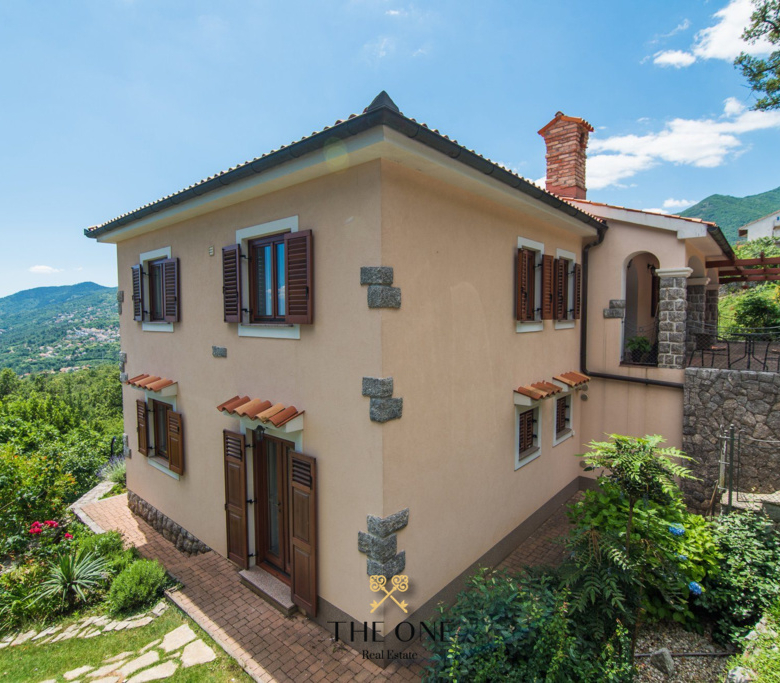 Villa with a pool offers 4 bedrooms, 3 bathrooms, toilet, gym, sauna, private parking space.