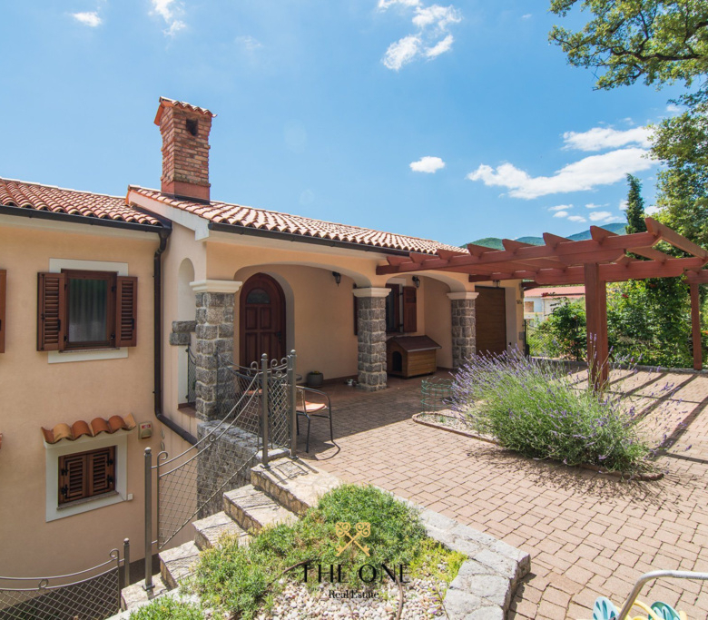 Villa with a pool offers 4 bedrooms, 3 bathrooms, toilet, gym, sauna, private parking space.