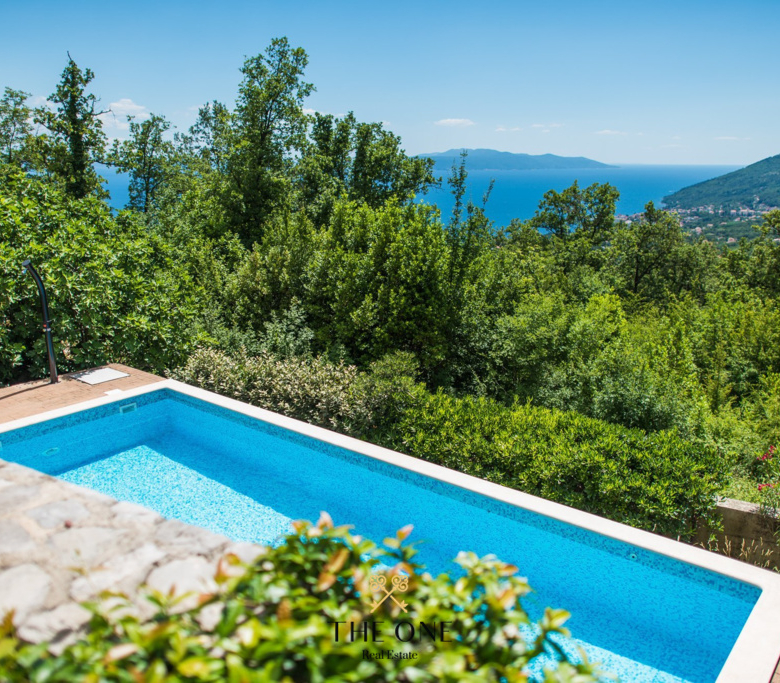 Villa with a pool offers 4 bedrooms, 3 bathrooms, toilet, gym, sauna, private parking space.