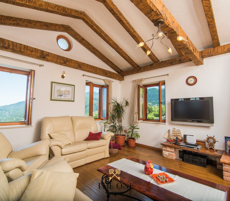 Villa with a pool offers 4 bedrooms, 3 bathrooms, toilet, gym, sauna, private parking space.