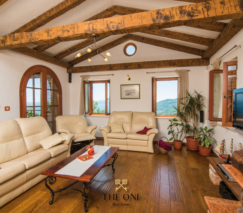 Villa with a pool offers 4 bedrooms, 3 bathrooms, toilet, gym, sauna, private parking space.