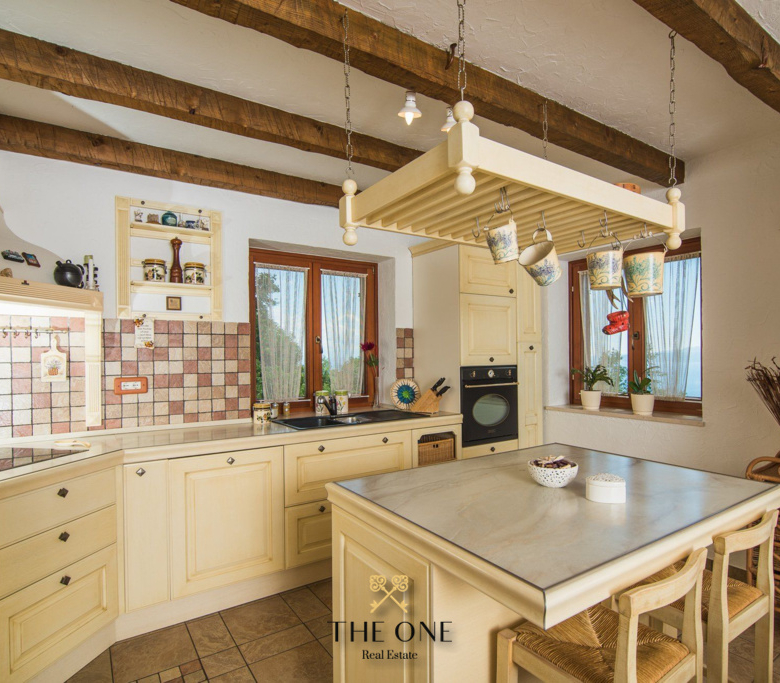 Villa with a pool offers 4 bedrooms, 3 bathrooms, toilet, gym, sauna, private parking space.