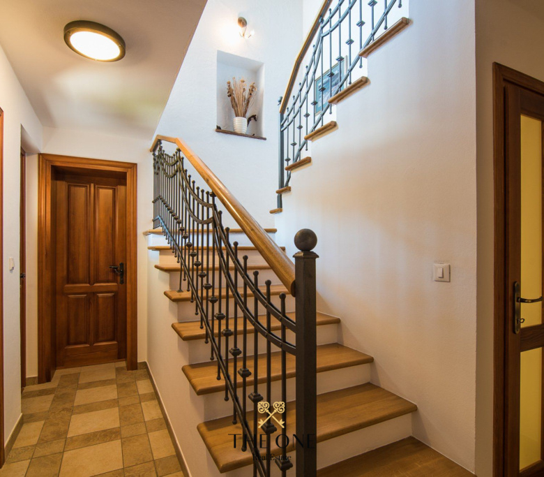 Villa with a pool offers 4 bedrooms, 3 bathrooms, toilet, gym, sauna, private parking space.