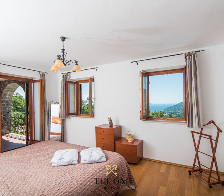 Villa with a pool offers 4 bedrooms, 3 bathrooms, toilet, gym, sauna, private parking space.