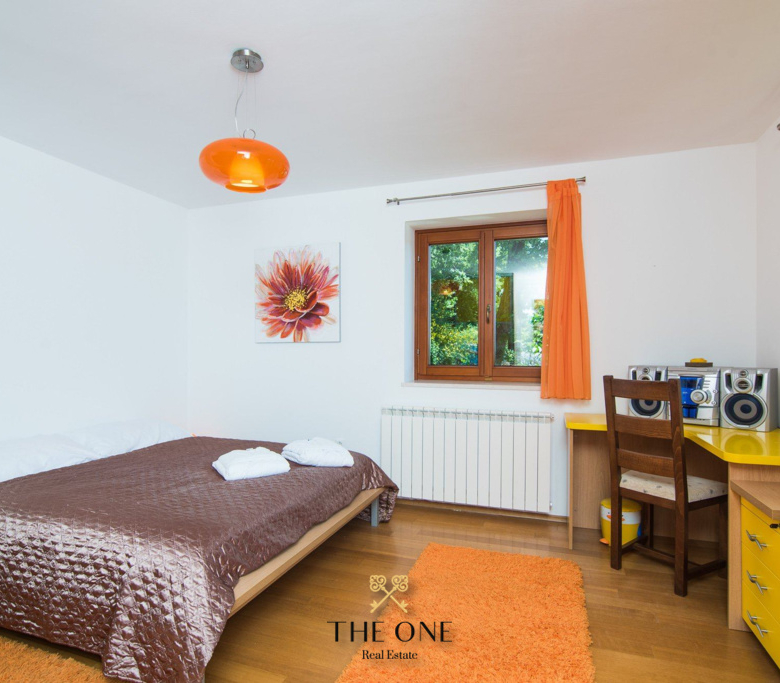 Villa with a pool offers 4 bedrooms, 3 bathrooms, toilet, gym, sauna, private parking space.