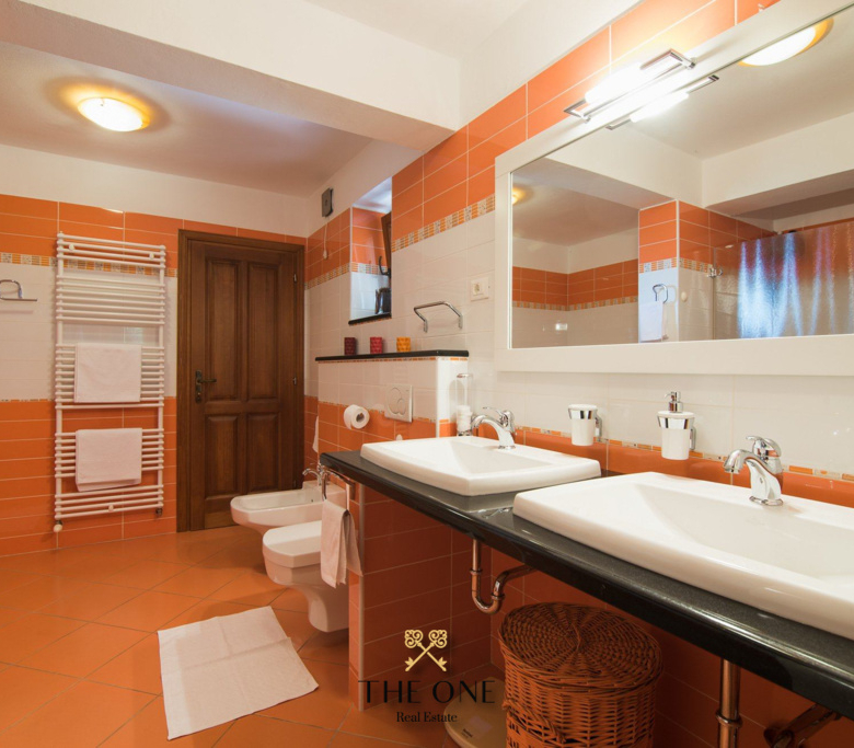 Villa with a pool offers 4 bedrooms, 3 bathrooms, toilet, gym, sauna, private parking space.