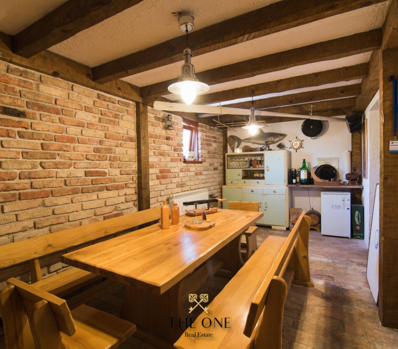 Villa with a pool offers 4 bedrooms, 3 bathrooms, toilet, gym, sauna, private parking space.