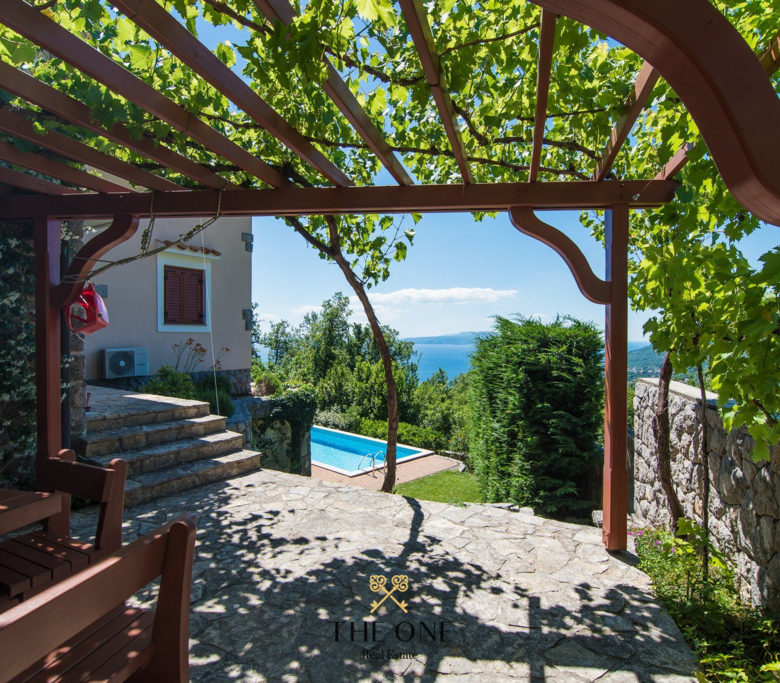 Villa with a pool offers 4 bedrooms, 3 bathrooms, toilet, gym, sauna, private parking space.