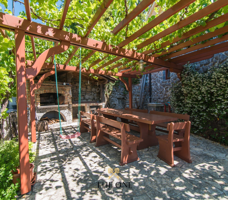 Villa with a pool offers 4 bedrooms, 3 bathrooms, toilet, gym, sauna, private parking space.