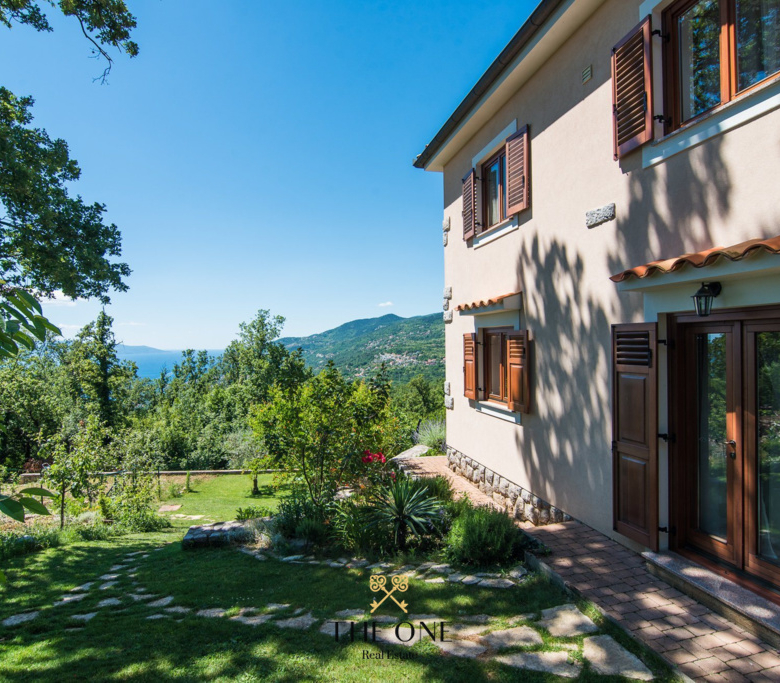 Villa with a pool offers 4 bedrooms, 3 bathrooms, toilet, gym, sauna, private parking space.