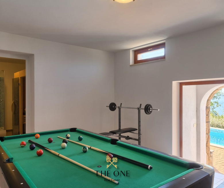 Villa with a pool offers 4 bedrooms, 3 bathrooms, toilet, gym, sauna, private parking space.