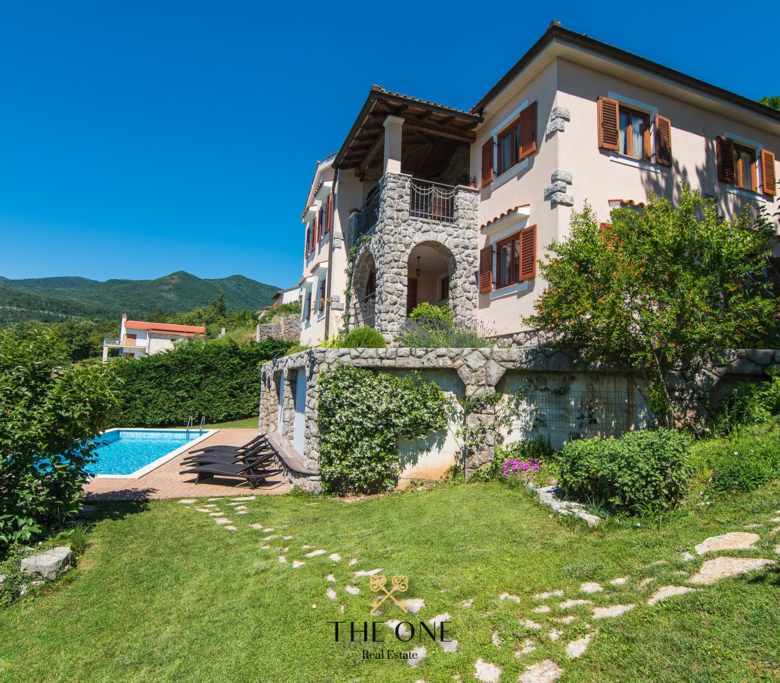 Villa with a pool offers 4 bedrooms, 3 bathrooms, toilet, gym, sauna, private parking space.