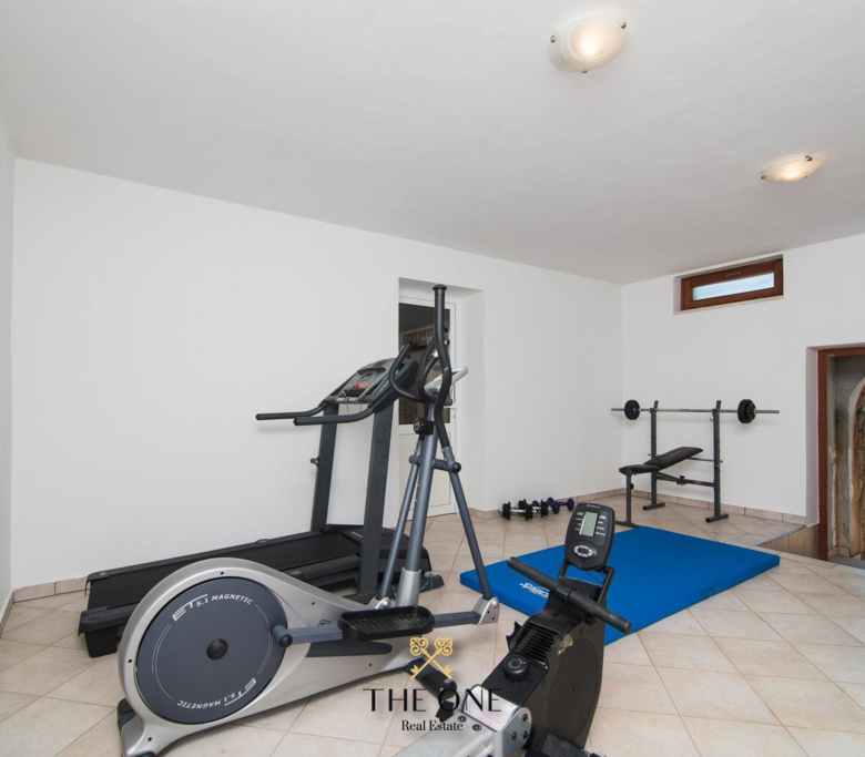 Villa with a pool offers 4 bedrooms, 3 bathrooms, toilet, gym, sauna, private parking space.