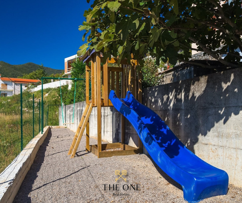 Villa with a pool offers 4 bedrooms, 3 bathrooms, toilet, gym, sauna, private parking space.