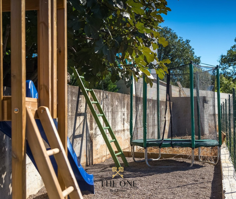 Villa with a pool offers 4 bedrooms, 3 bathrooms, toilet, gym, sauna, private parking space.