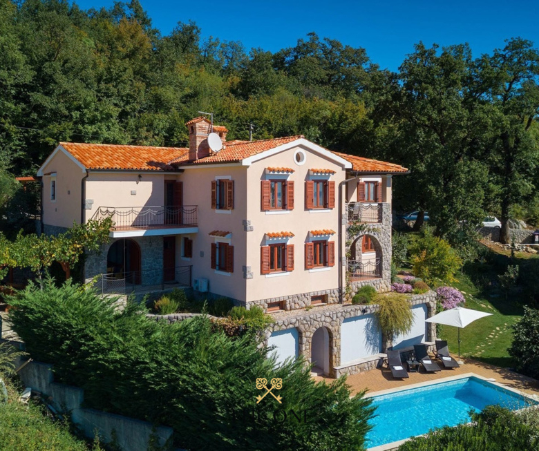 Villa with a pool offers 4 bedrooms, 3 bathrooms, toilet, gym, sauna, private parking space.